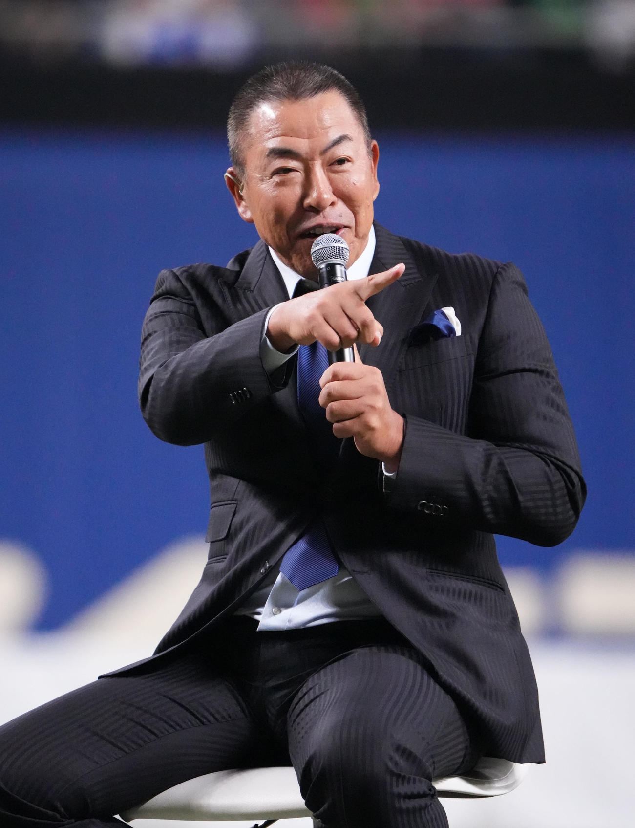イベント合間のトークショーに参加する井上監督（撮影・森本幸一）