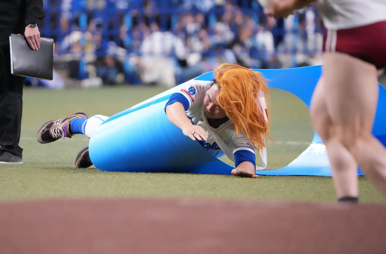 障害物リレーでキャタピラー競走をする小笠原（撮影・森本幸一）