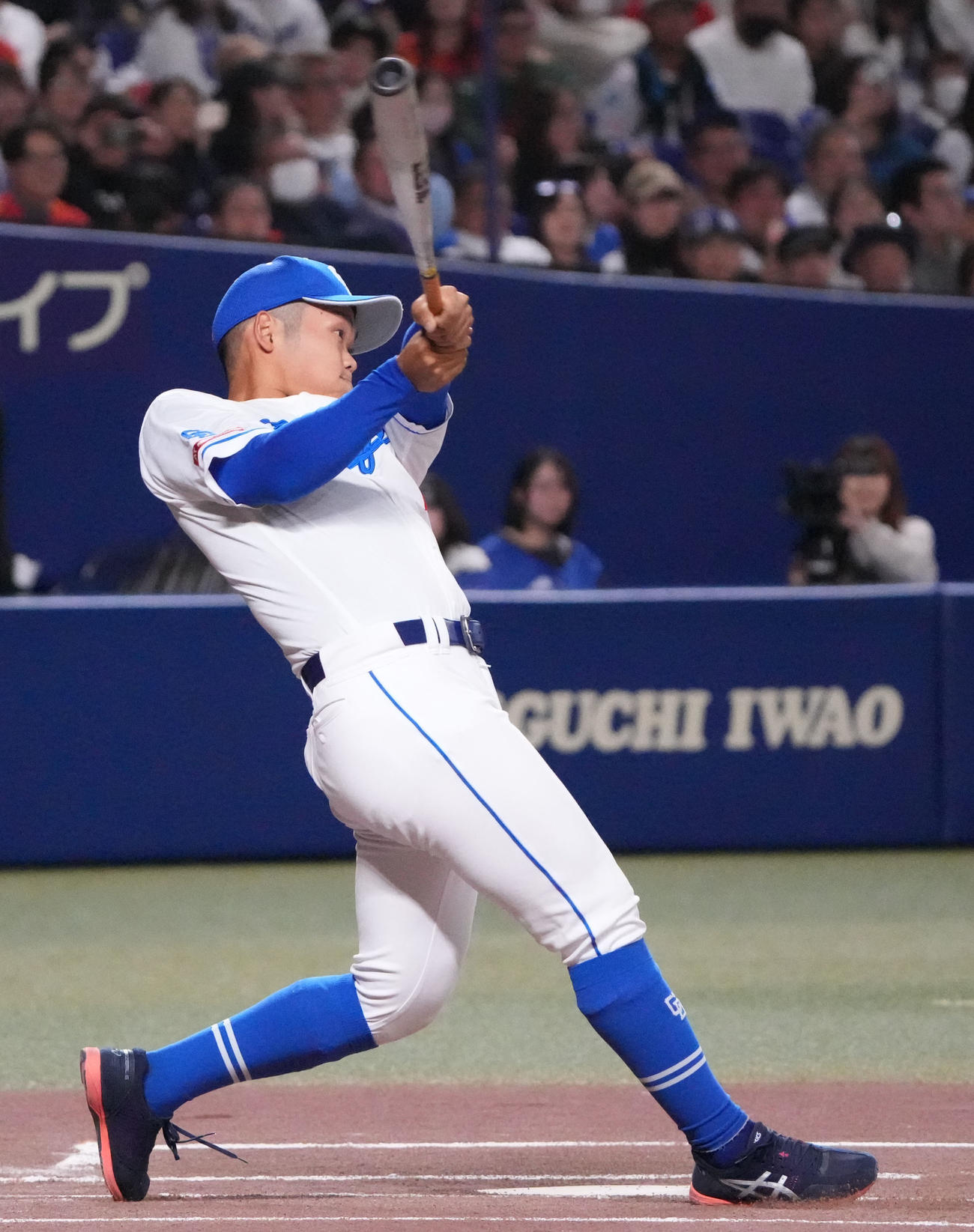 投手チーム対野手チームの試合で本塁打を放つ中日根尾（撮影・森本幸一）