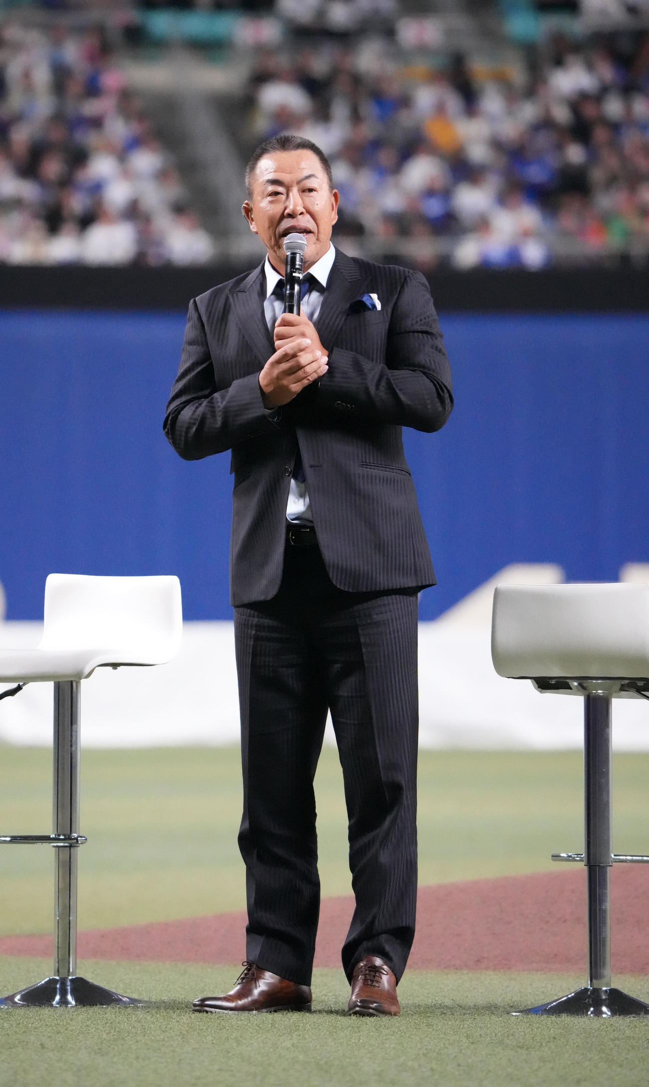 イベント合間のトークショーに参加する中日井上監督（撮影・森本幸一）
