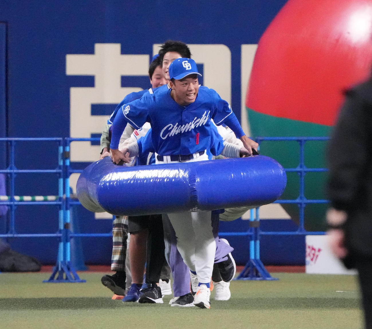 ラダーリレーで快走する中日岡林（撮影・森本幸一）