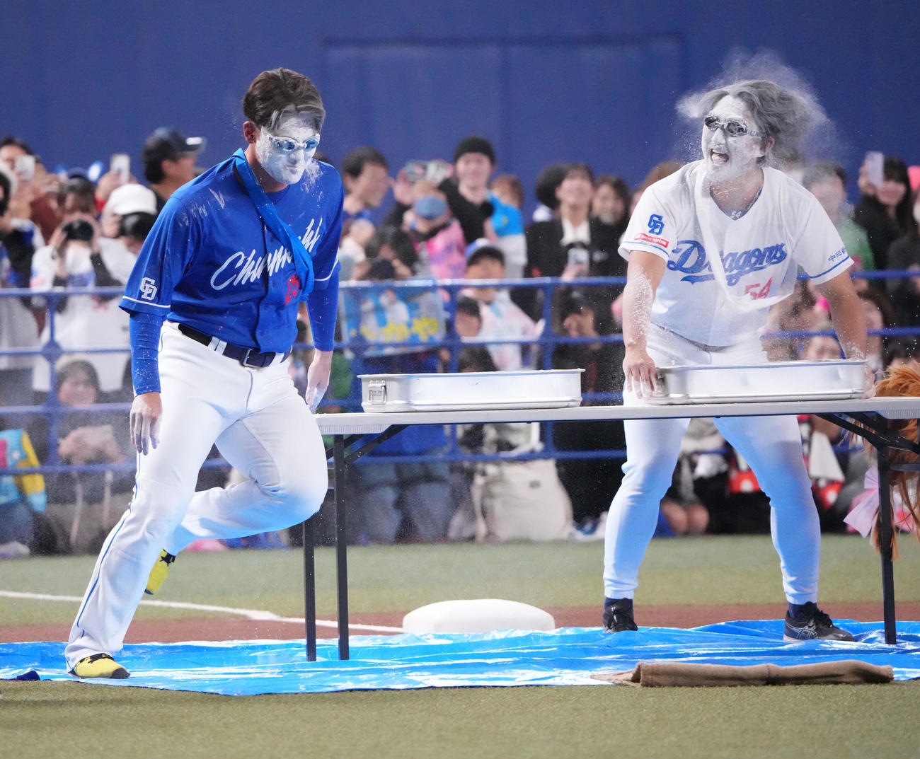 障害物リレーで粉の中からアメを探す（左から）中日石川昂、藤嶋（撮影・森本幸一）