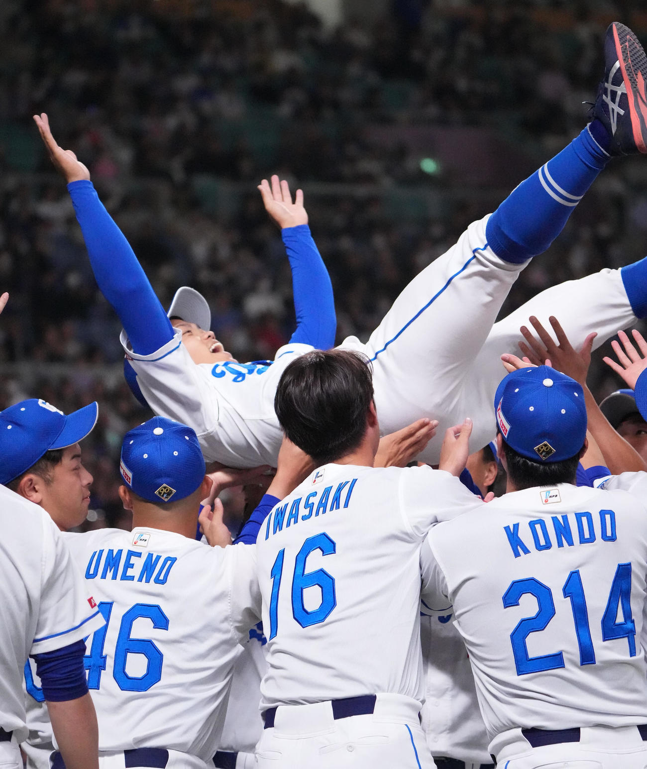投手チーム対野手チームの試合で本塁打を放ち胴上げされる中日根尾（撮影・森本幸一）