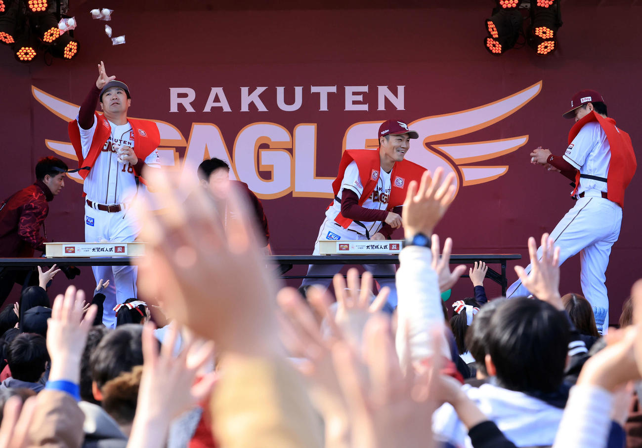 楽天ファン感謝祭で、ファンに餅をまく田中将（左）、則本（中央）、浅村（撮影・浅見桂子）