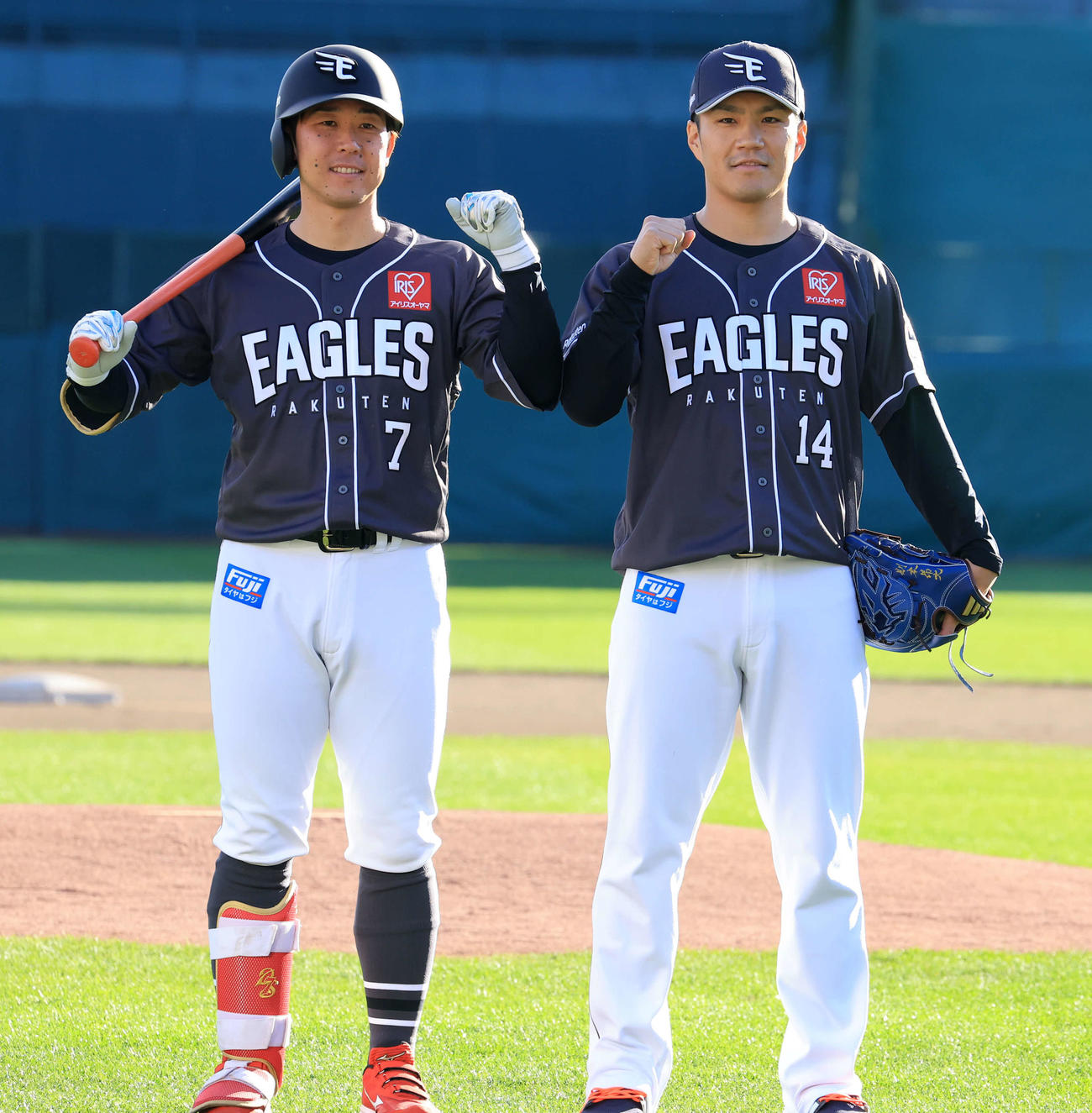 楽天ファン感謝祭で、新ユニホームで記念撮影する鈴木大（左）と則本（撮影・浅見桂子）