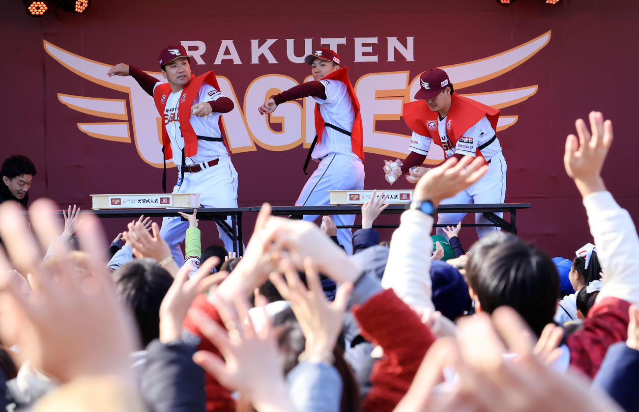 楽天ファン感謝祭で、ファンに餅をまく田中将（左）、則本（中央）、浅村（撮影・浅見桂子）