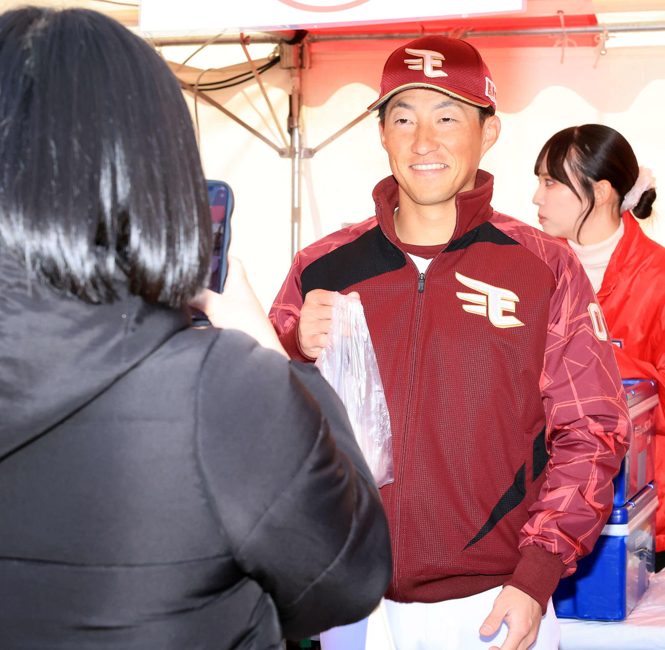 楽天ファン感謝祭で、ファンに豚まんを手渡す小深田（撮影・浅見桂子）