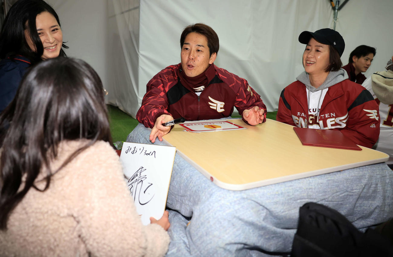 楽天ファン感謝祭での「こたつトーク」でファンと話す鈴木大（撮影・浅見桂子）