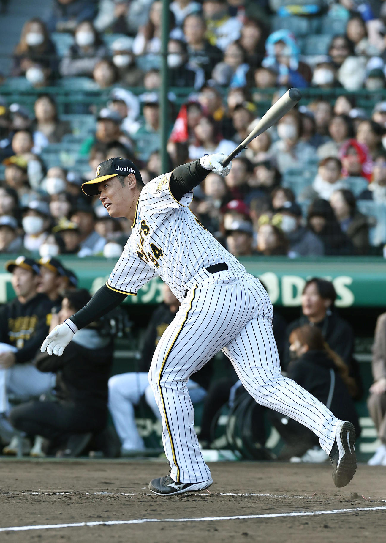 相席食堂オールスターズとの野球対決で適時打を放つ阪神原口（撮影・前田充）