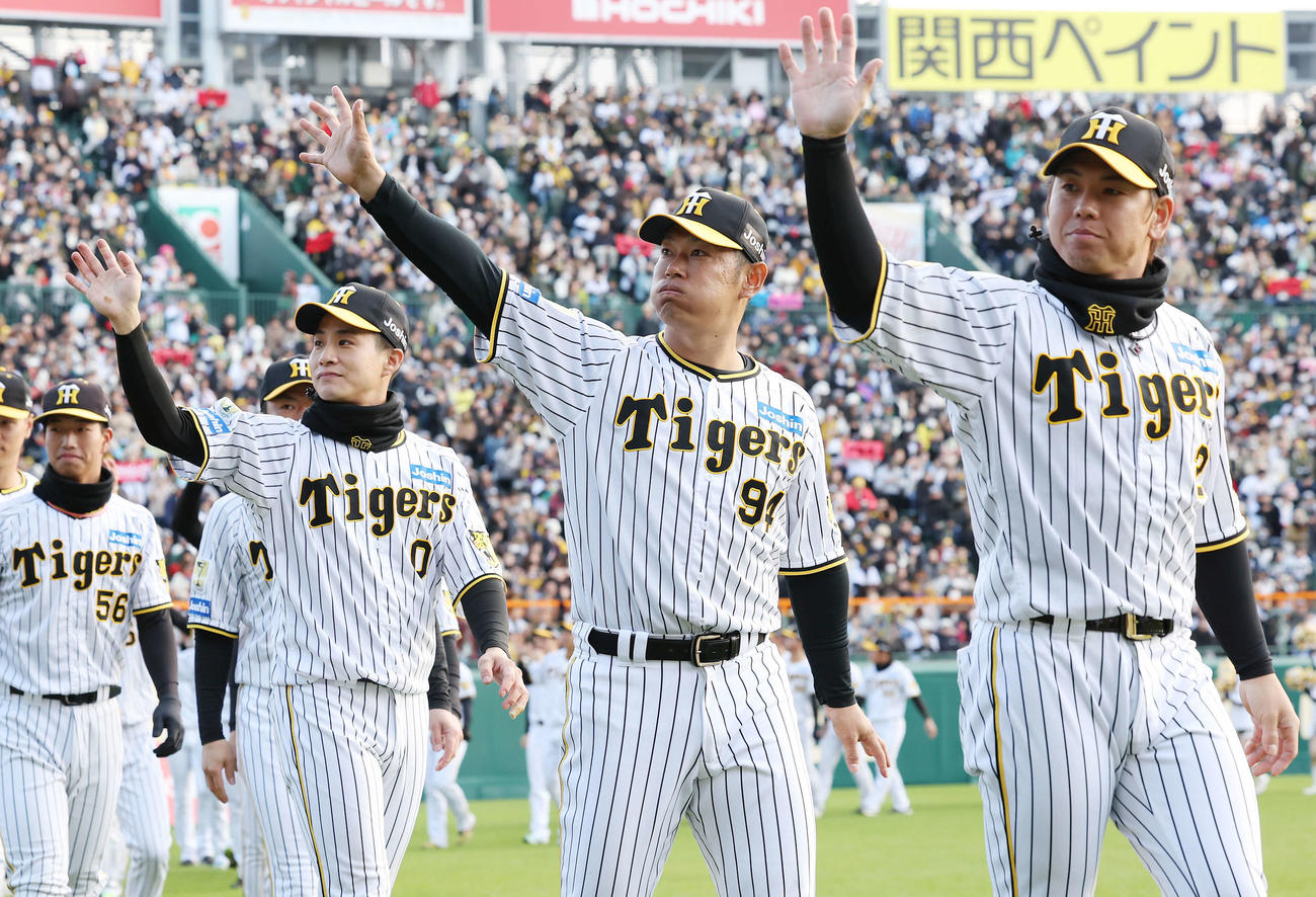 場内1周でファンに手を振る阪神原口（中央）と梅野（右）ら（撮影・前田充）