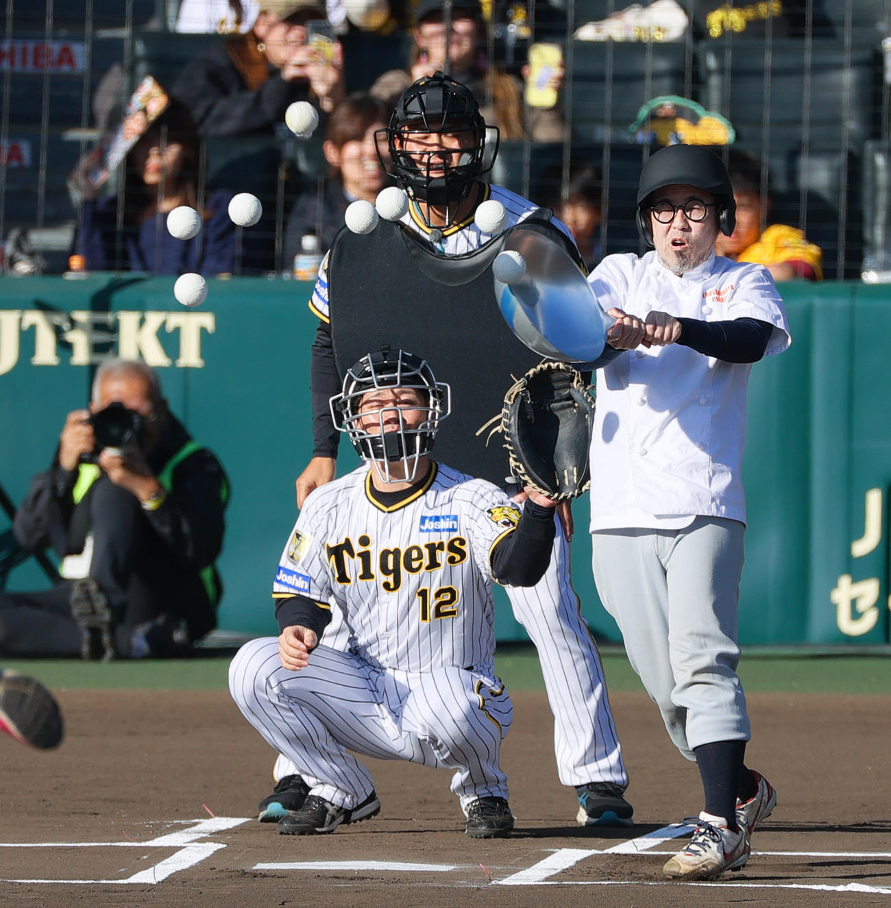 阪神対相席食堂オールスターズ！　相席食堂オールスターズ！の中華井上は大量のボールの鍋を振って阪神守備陣に混乱を起こさせる（撮影・上山淳一）