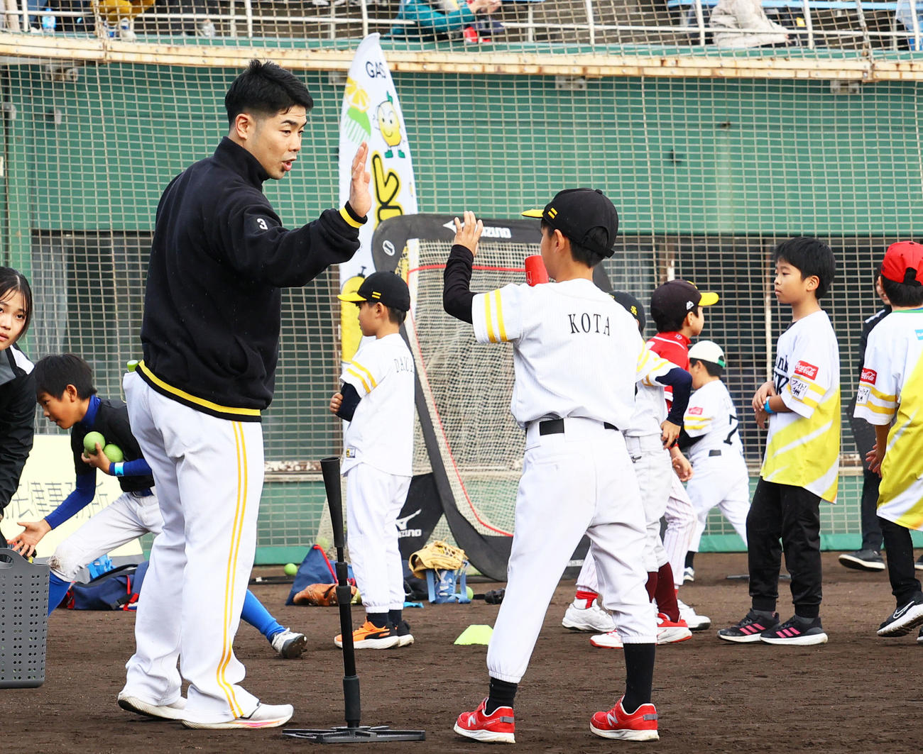 子どもとタッチをかわす近藤（撮影・鬼束羽瑠菜）