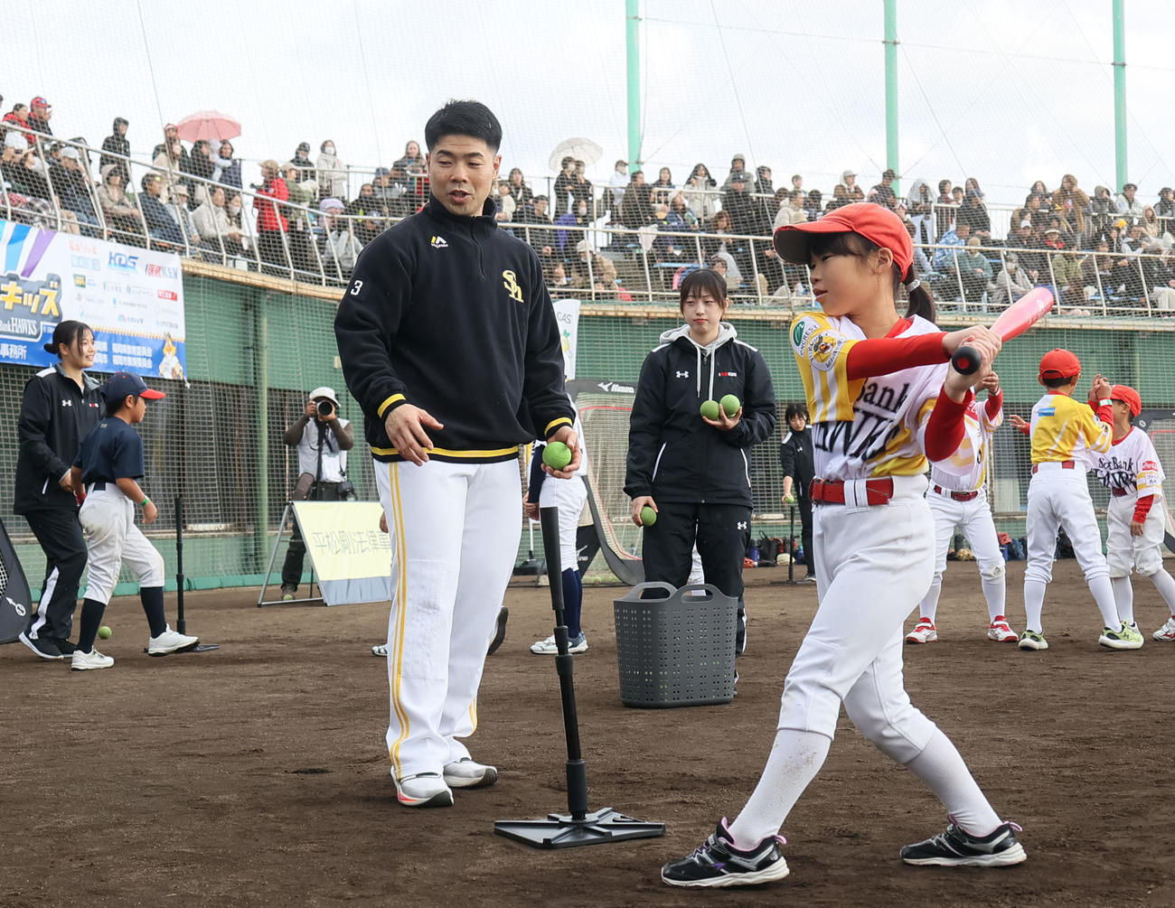 子どもたちのティー打撃を見守る近藤（撮影・鬼束羽瑠菜）