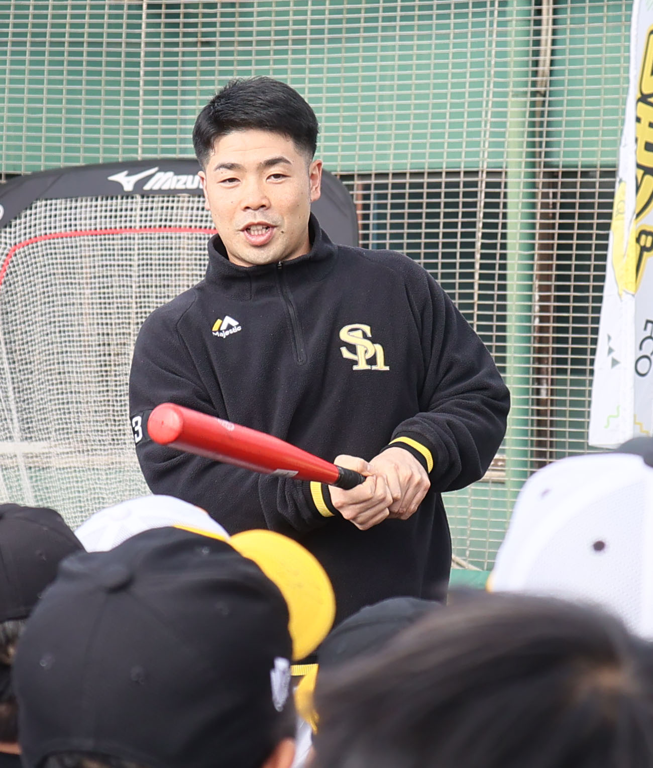 バッティングについて教える近藤（撮影・鬼束羽瑠菜）