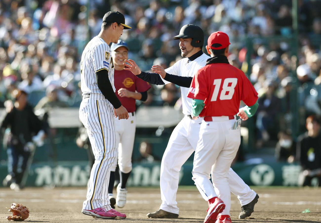 相席食堂オールスターズとの野球対決で死球を当て詰め寄られる阪神佐藤輝（左）（撮影・前田充）