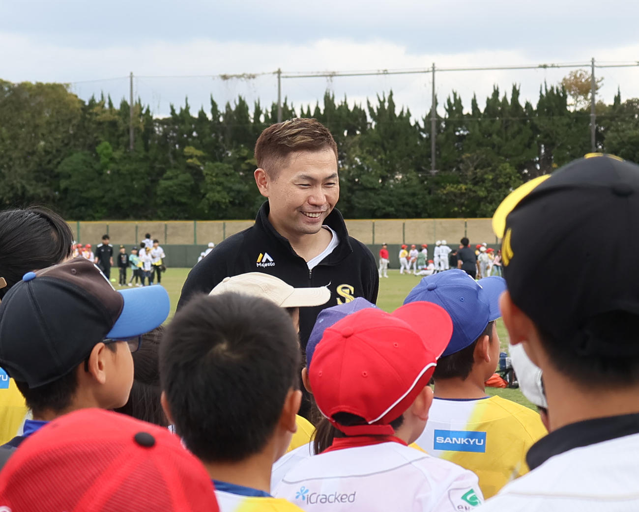 子どもたちとの会話で笑顔をみせる中村晃（撮影・鬼束羽瑠菜）
