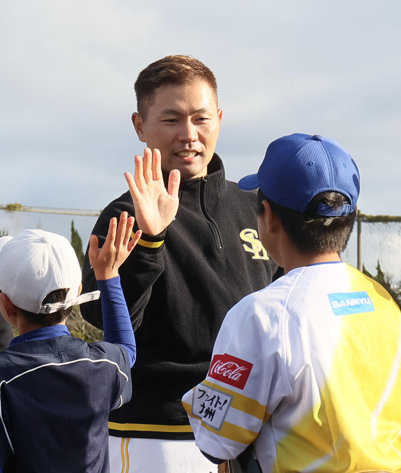 子どもたちとタッチする中村晃（撮影・鬼束羽瑠菜）