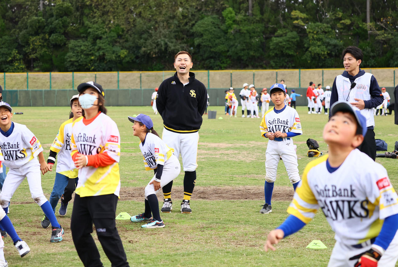 フリスビーを楽しむ子どもたちと一緒に笑顔をみせる中村晃（撮影・鬼束羽瑠菜）