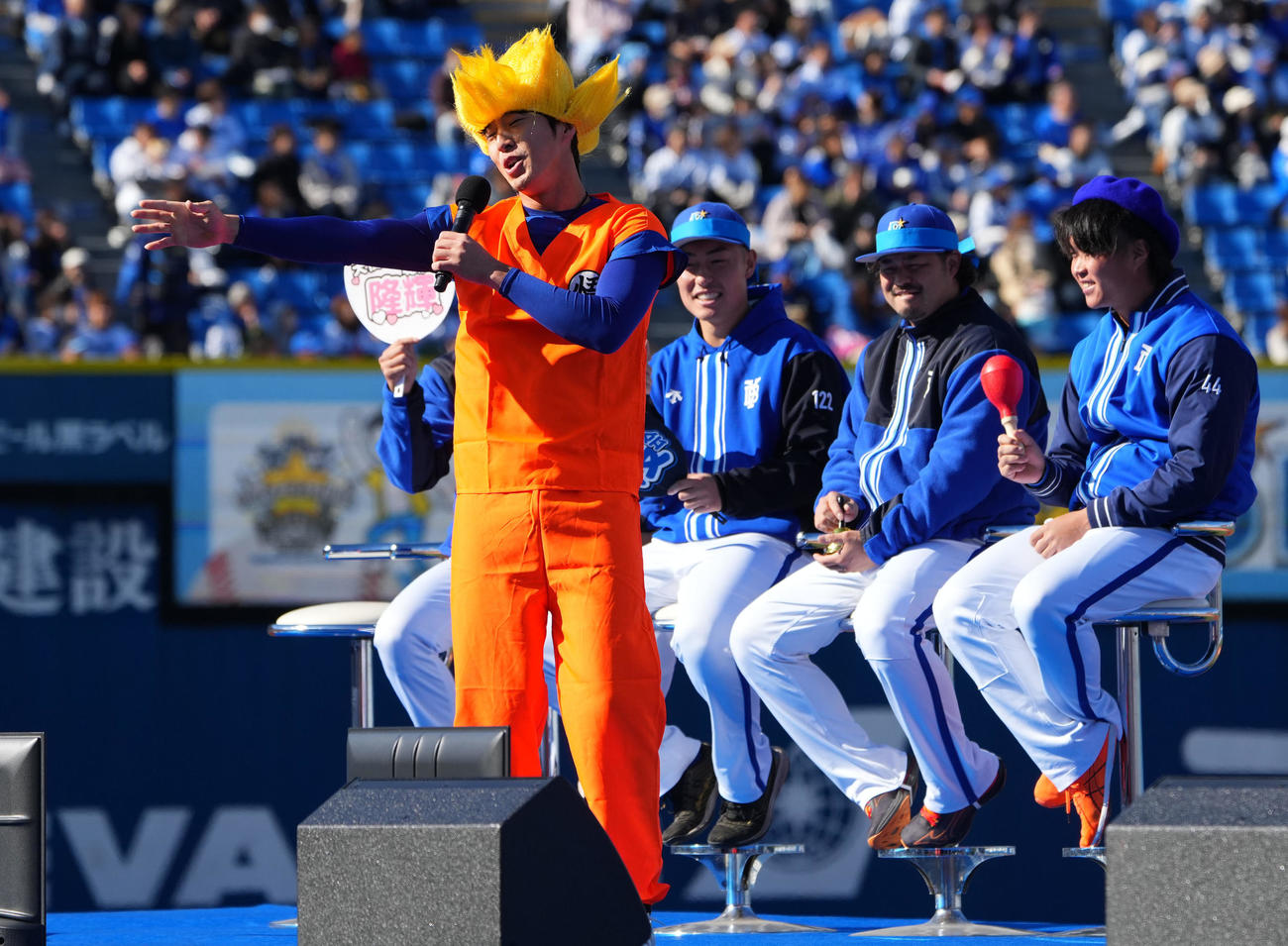ドラゴンボールの格好で熱唱するDeNA度会（撮影・横山健太）