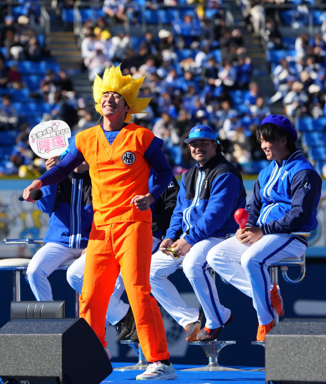 ドラゴンボールの格好で熱唱するDeNA度会（撮影・横山健太）