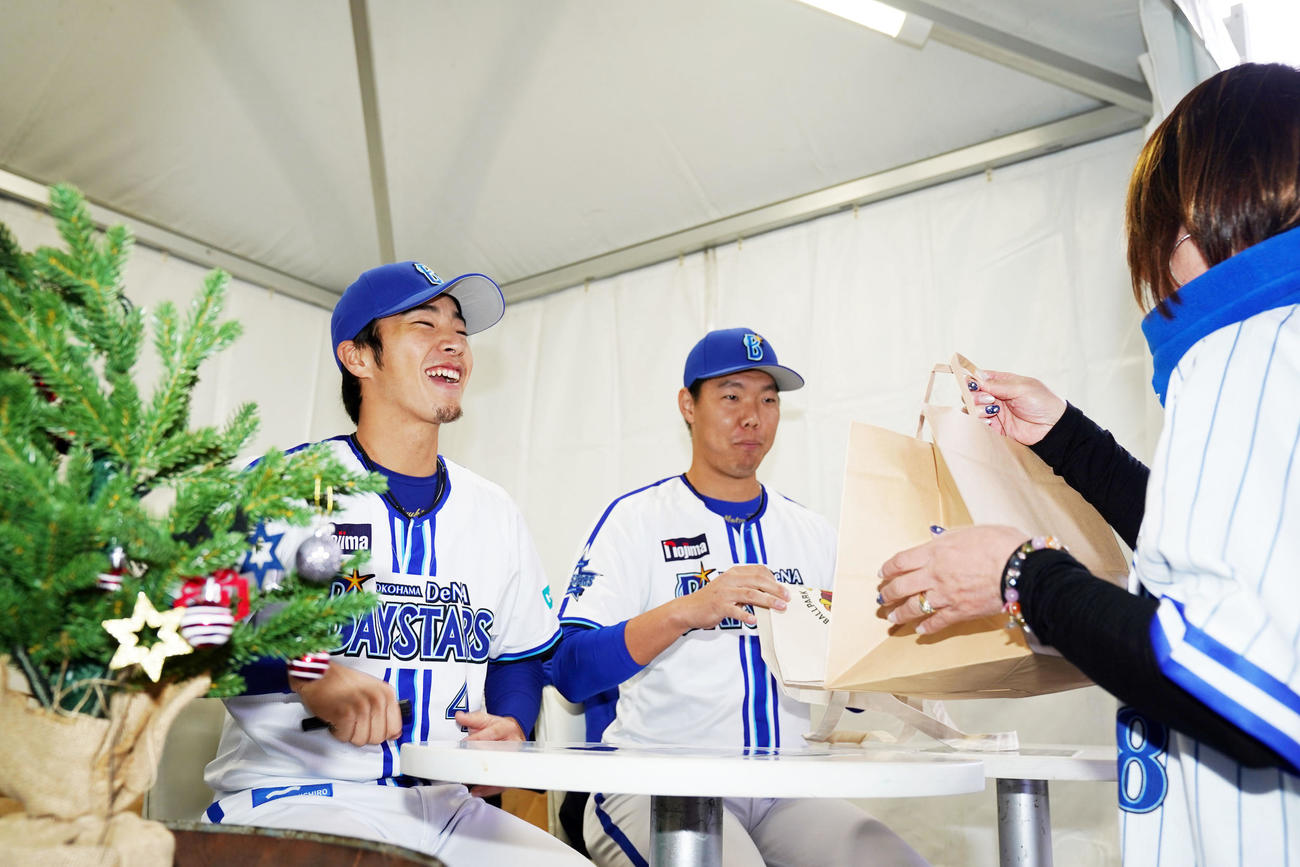バーガーショップで代理店長を務めるDeNA度会（左）と松本（撮影・横山健太）