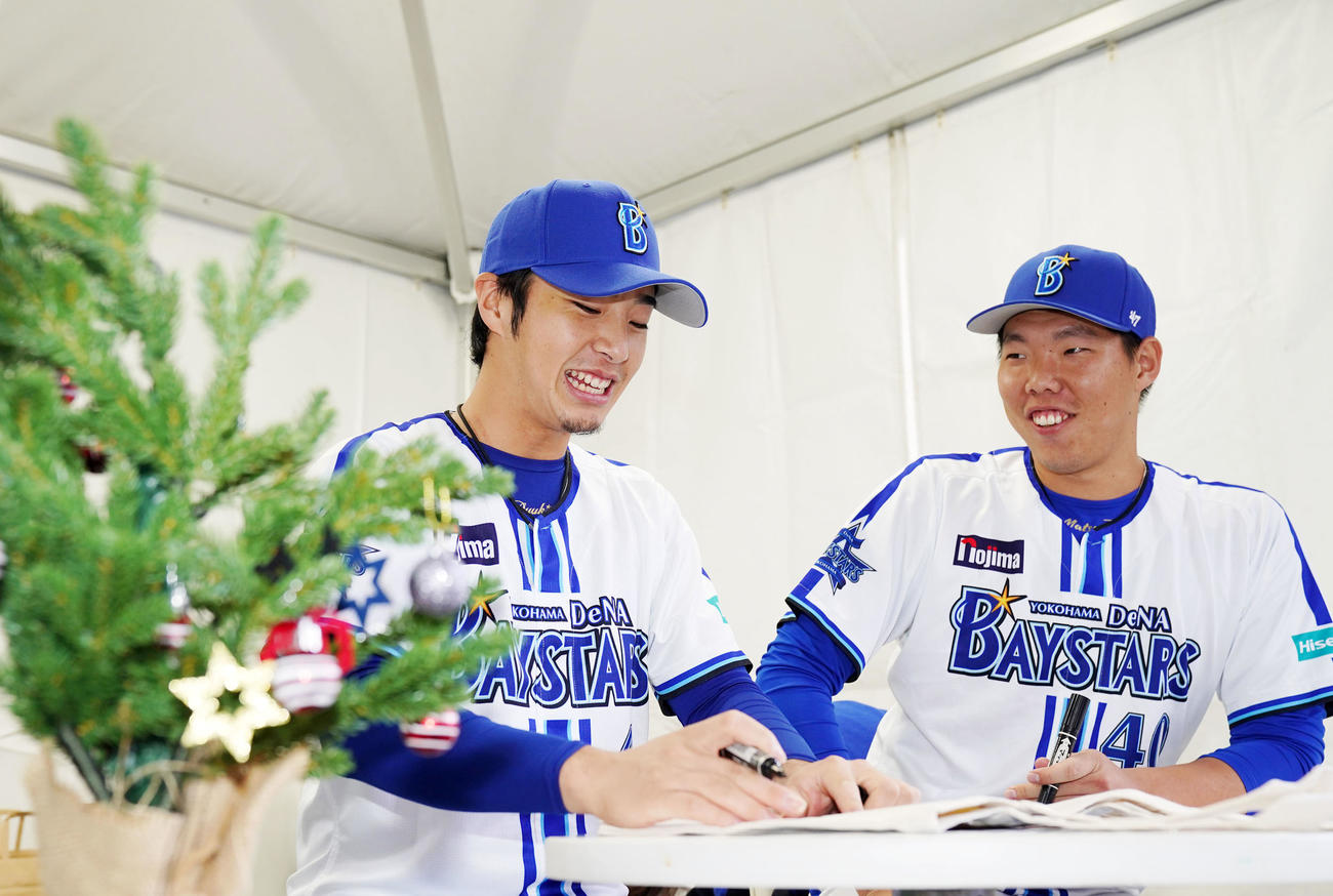 バーガーショップで代理店長を務めるDeNA度会（左）と松本（撮影・横山健太）