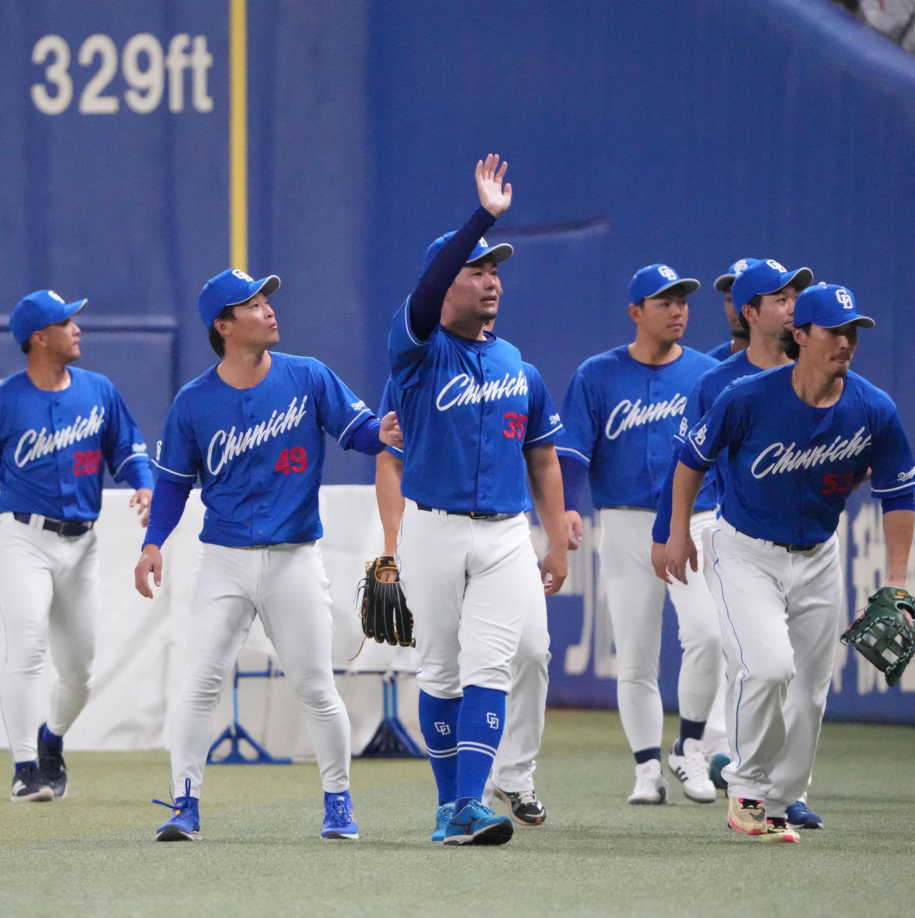 場内一周でファンの声援に応える木下（中央）（撮影・森本幸一）