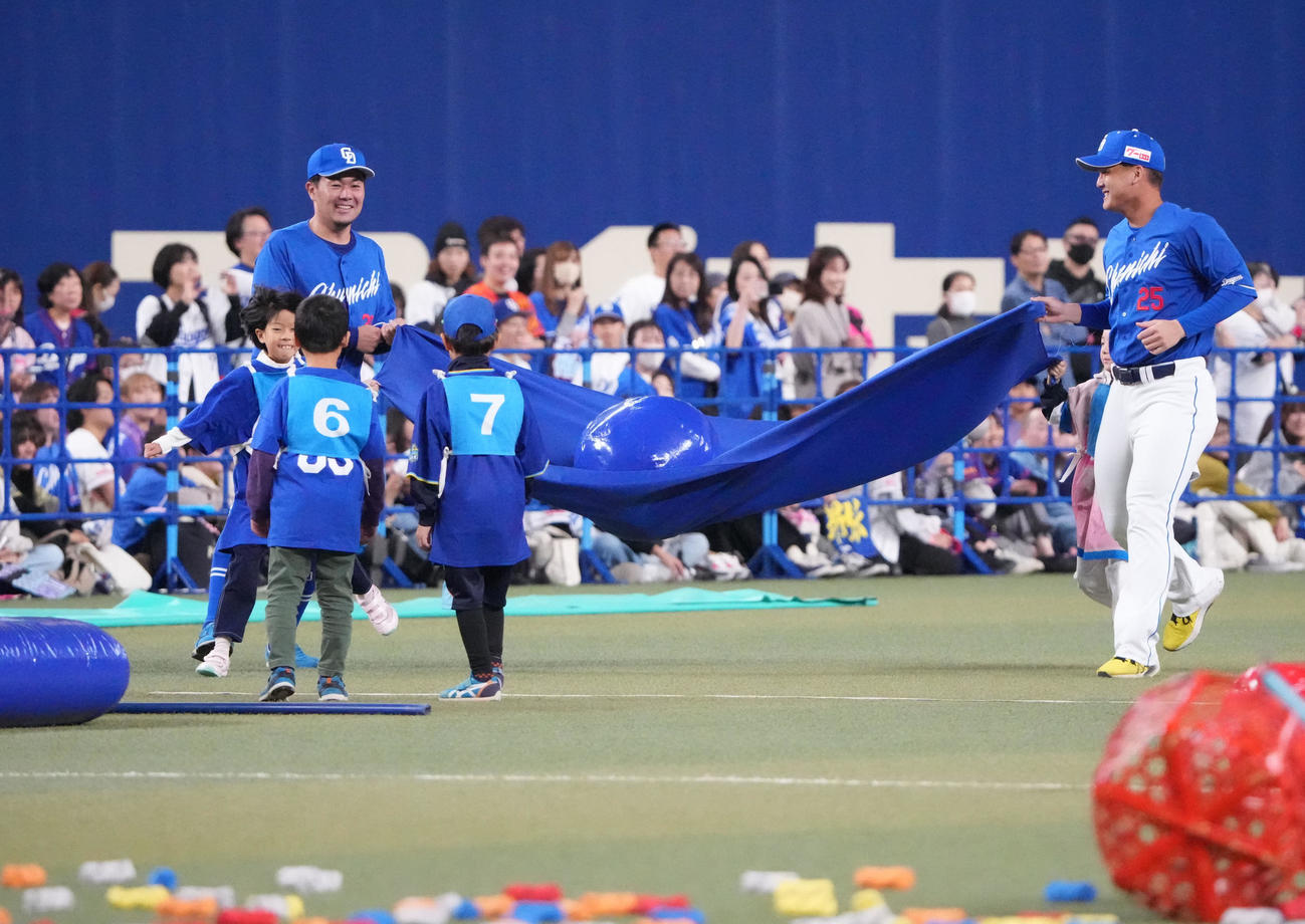 ファンと共にゲームに参加しボールを運ぶ木下（左）（撮影・森本幸一）