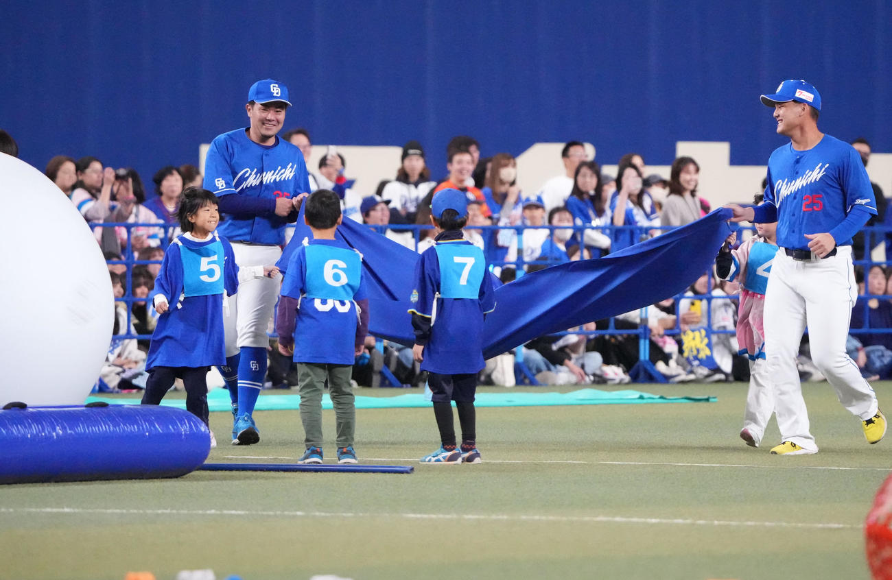 ファンと共にゲームに参加しボールを運ぶ木下（左から2人目）（撮影・森本幸一）