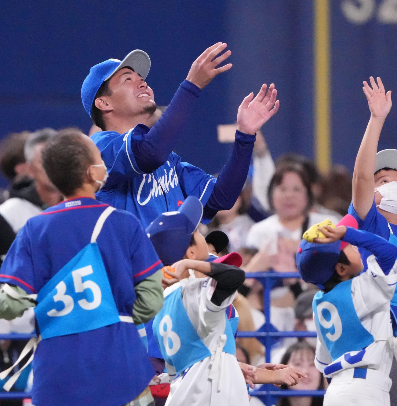 ファンと共にゲームに参加し玉入れをする木下（左から2人目）（撮影・森本幸一）