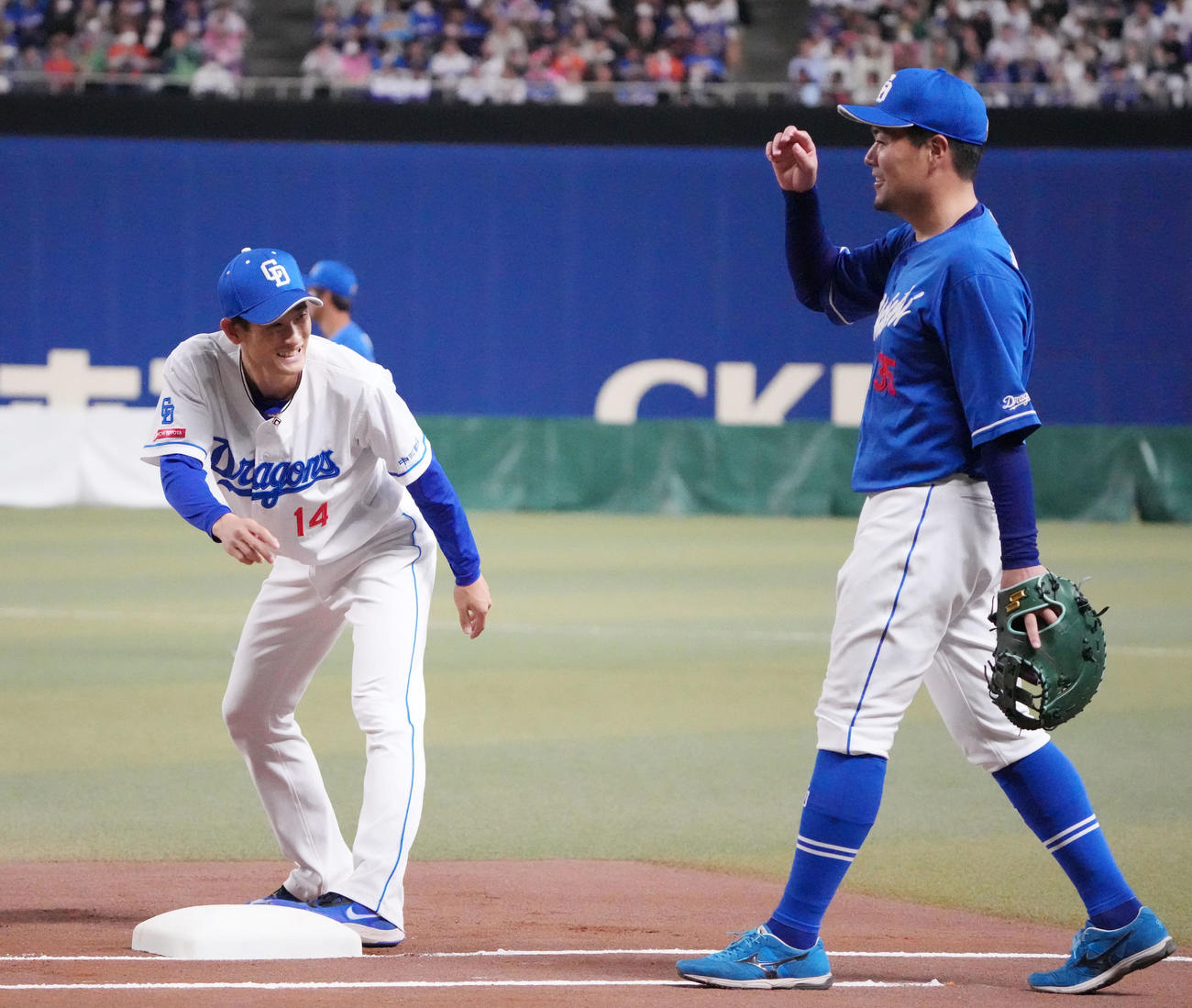 投手チーム対野手チームの試合で一塁守備に就く木下（右）（撮影・森本幸一）