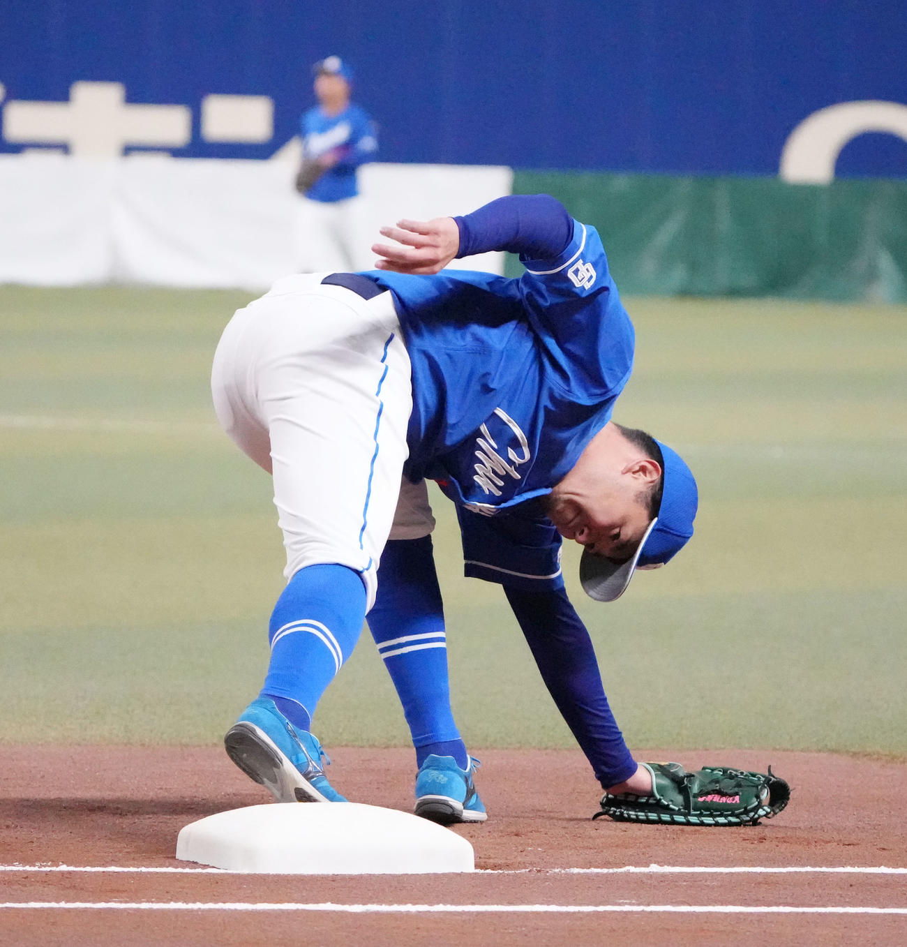 投手チーム対野手チームの試合で一塁守備に就く木下（撮影・森本幸一）