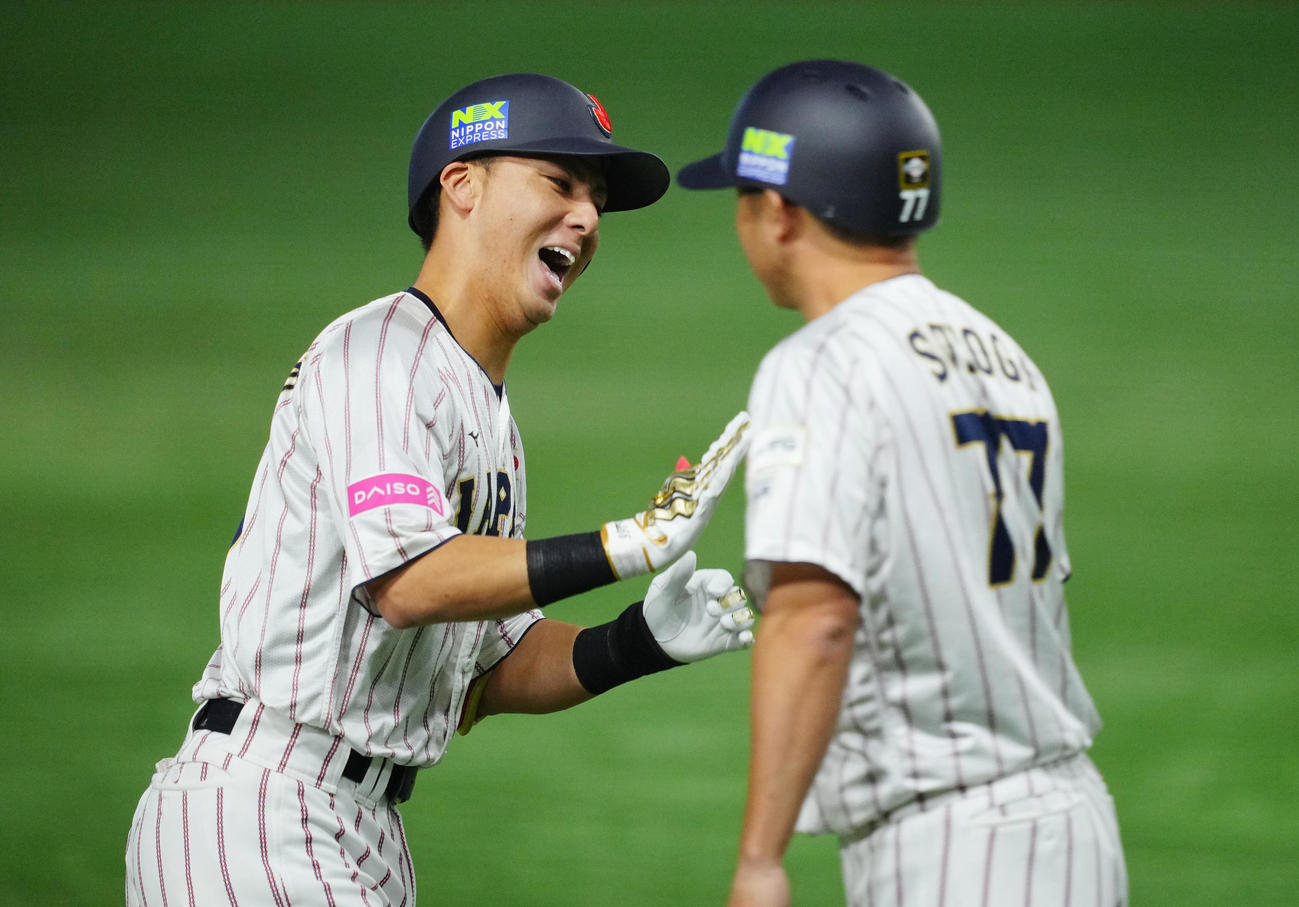 日本対台湾　1回裏日本無死、先制の先頭打者ソロ本塁打を放ち笑顔を見せる村林（左）（撮影・垰建太）