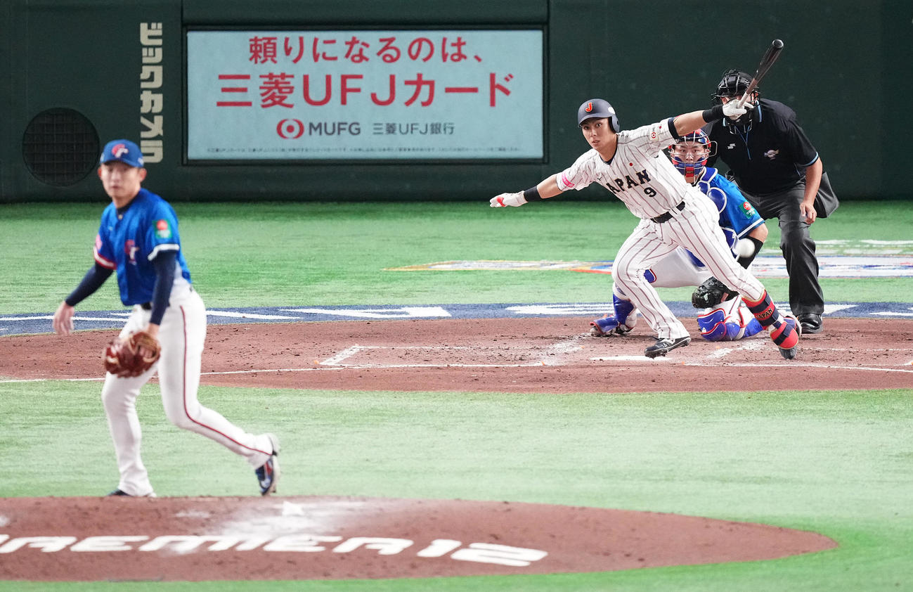 日本対台湾　2回裏日本2死、中前打を放つ村林。投手江国豪（撮影・鈴木みどり）