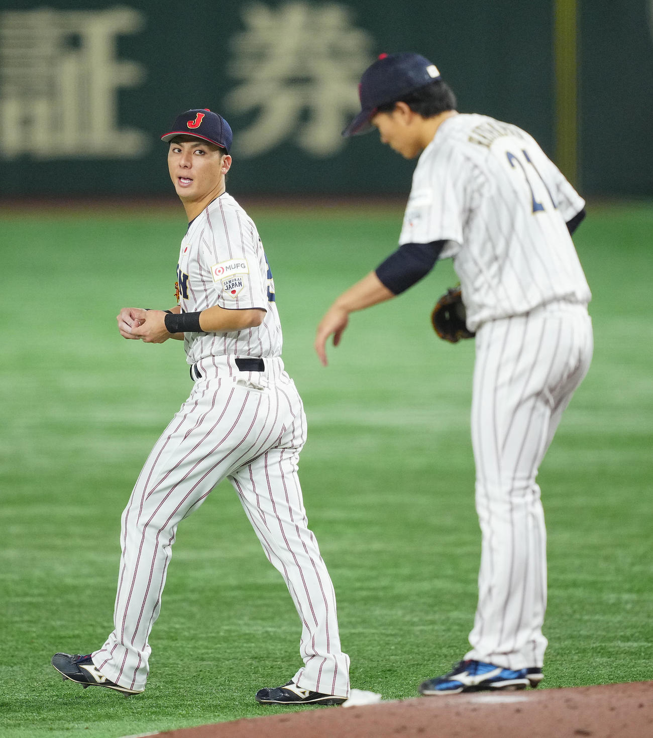 日本対台湾　2回表台湾1死一、二塁、先発の早川（右）に声かける村林（撮影・垰建太）