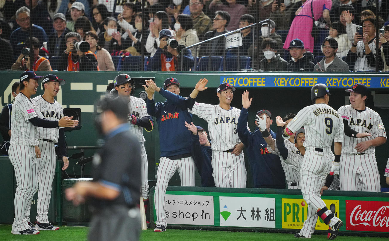 日本対台湾　1回裏日本無死、村林（9番）の先制ソロ本塁打に盛り上がるナイン（撮影・垰建太）
