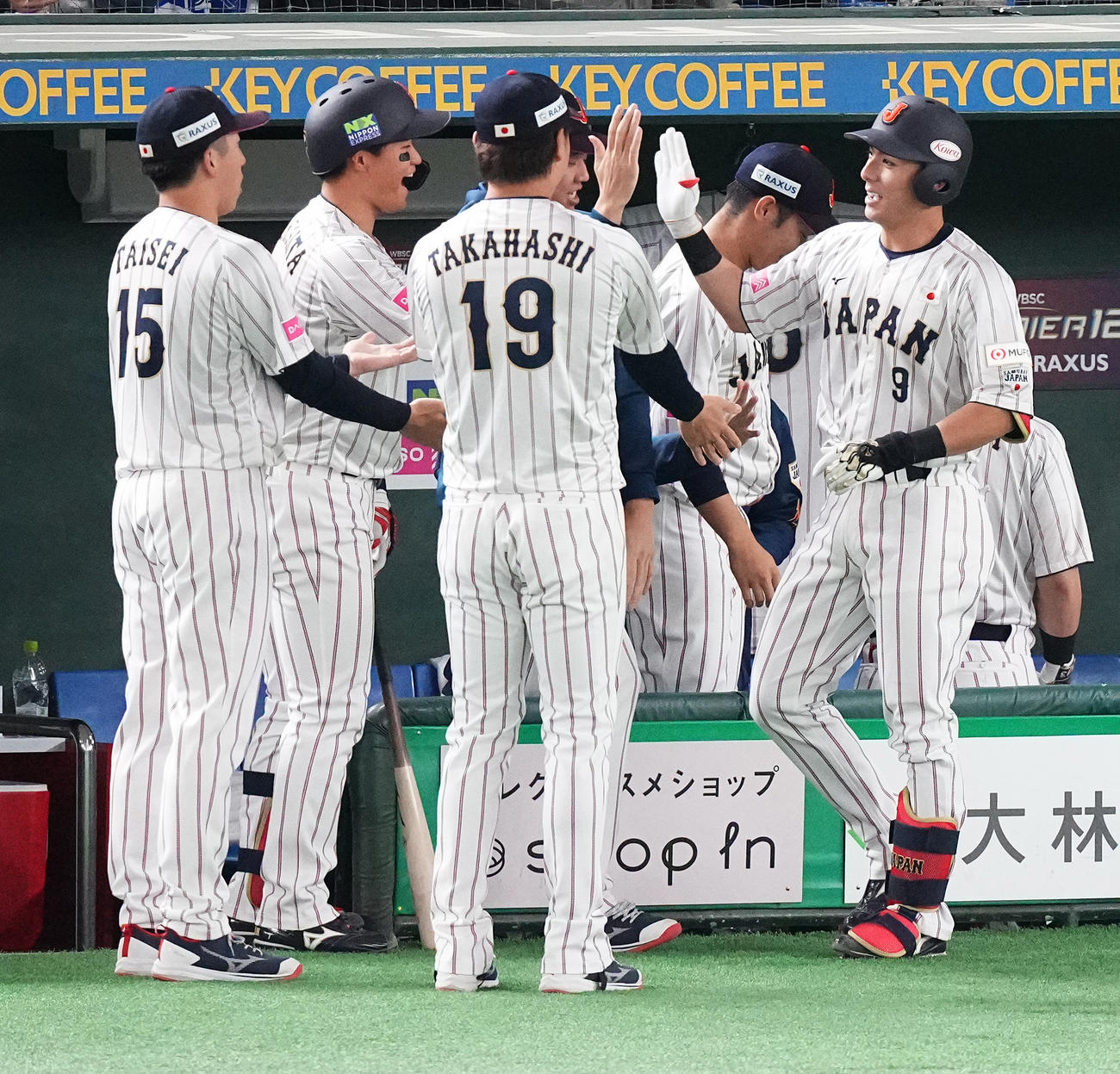 日本対台湾　1回裏日本無死、左越え先頭打者本塁打を放った村林（右）はナインと笑顔でハイタッチ（撮影・鈴木みどり）