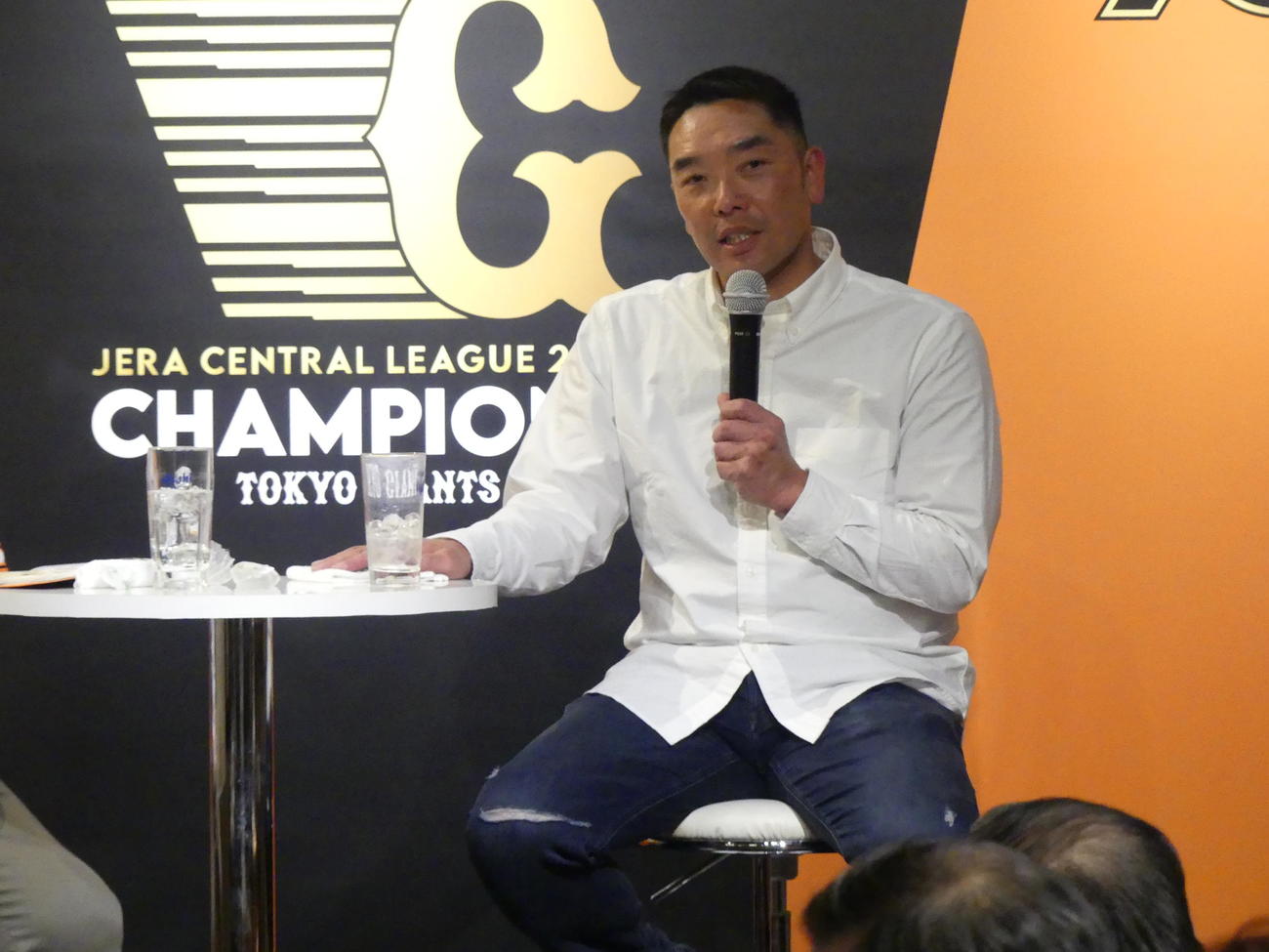 札幌市内でのトークショーに出演する巨人阿部監督