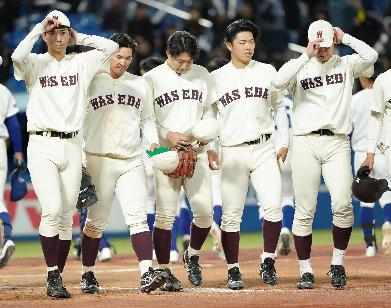 早大対環太平洋大　タイブレークの10回裏環太平洋大1死満塁、暴投でサヨナラ負けとなり、うつむく早大・伊藤（中央）（撮影・足立雅史）
