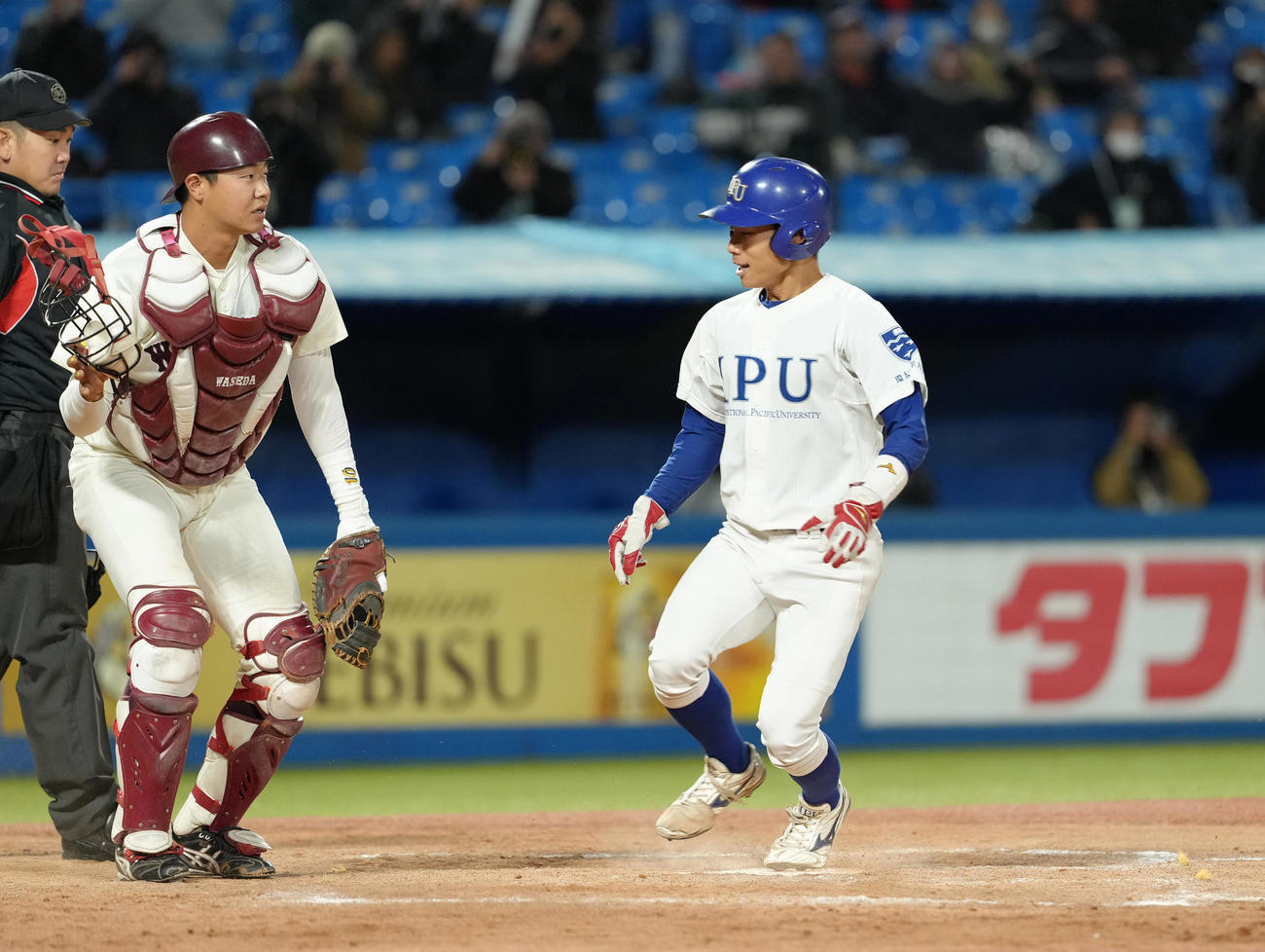 早大対環太平洋大　タイブレークの10回裏環太平洋大1死満塁、代打藤田（右）の時、伊藤樹の暴投でサヨナラの生還を果たす吉田（右）。捕手印出（撮影・足立雅史）