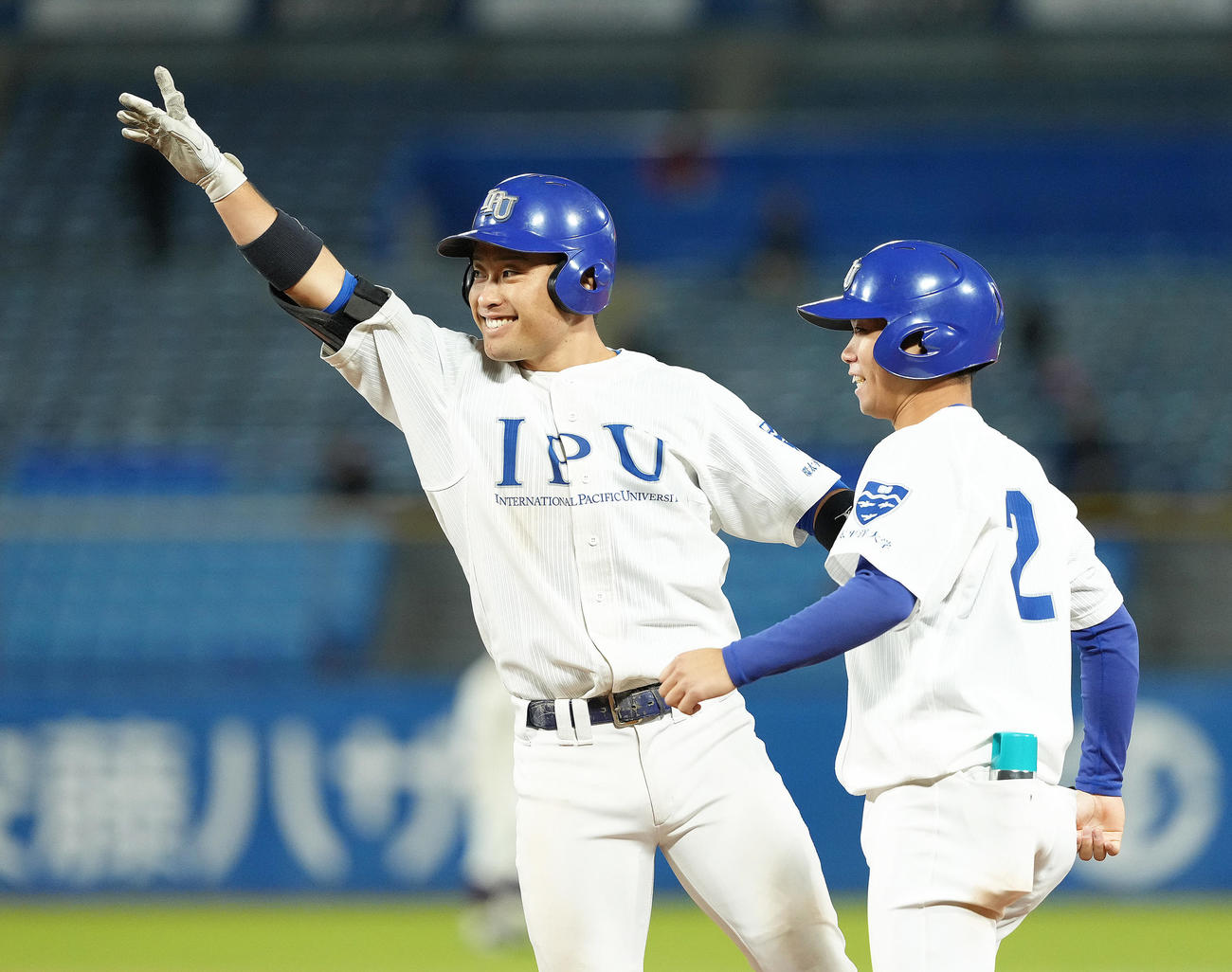 早大対環太平洋大　タイブレークの10回裏環太平洋大1死満塁、猿渡は左前適時打を放ち笑顔を見せる（撮影・足立雅史）