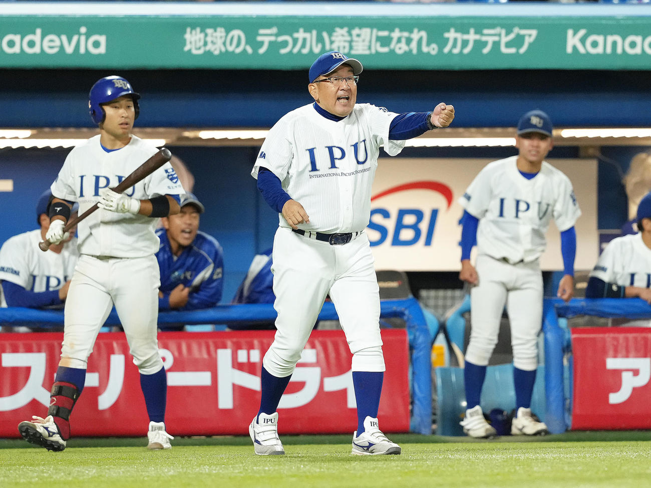 早大対環太平洋大　指示を出す環太平洋大・野村監督（中央）（撮影・足立雅史）