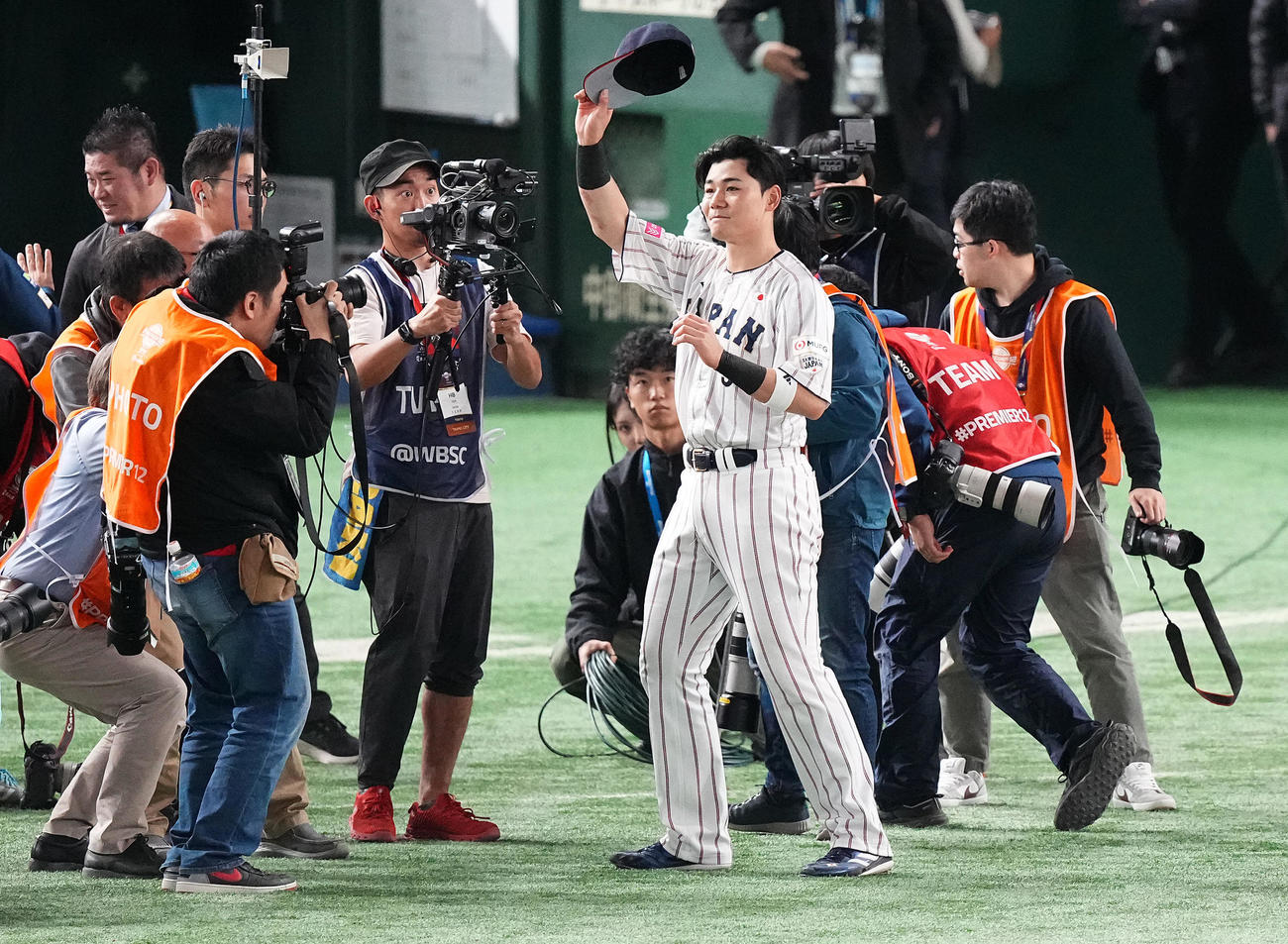 日本対台湾　ファンの声援に応える清宮（撮影・鈴木みどり）
