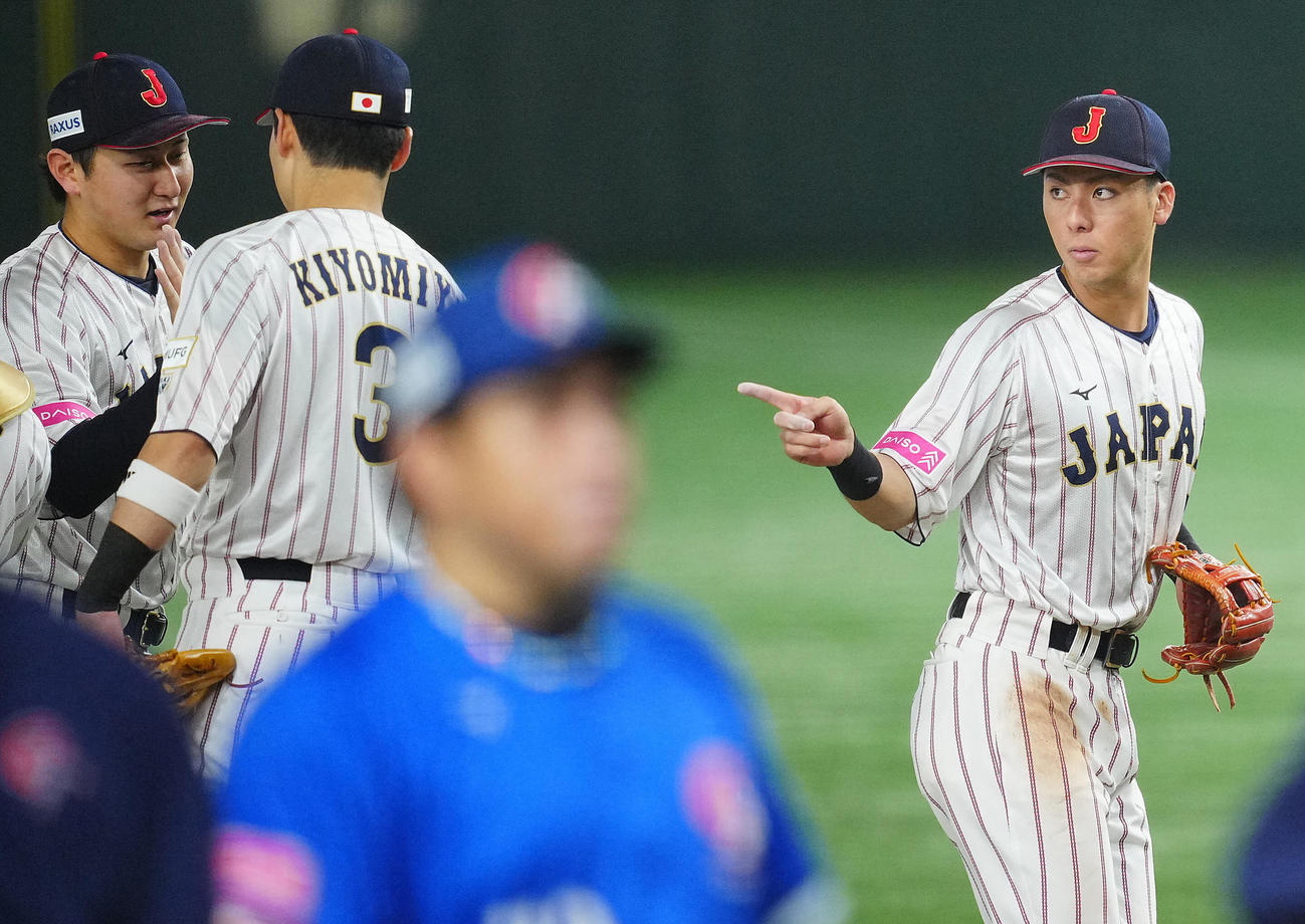 日本対台湾　台湾に勝利し清宮（左）らと勝利のタッチを交わす村林（撮影・垰建太）