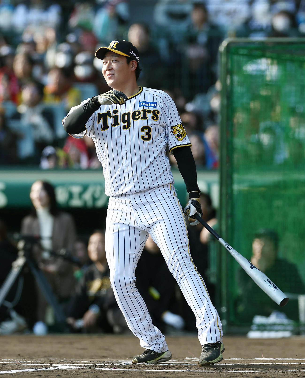 相席食堂オールスターズとの野球対決で安打を放つ阪神大山（撮影・前田充）