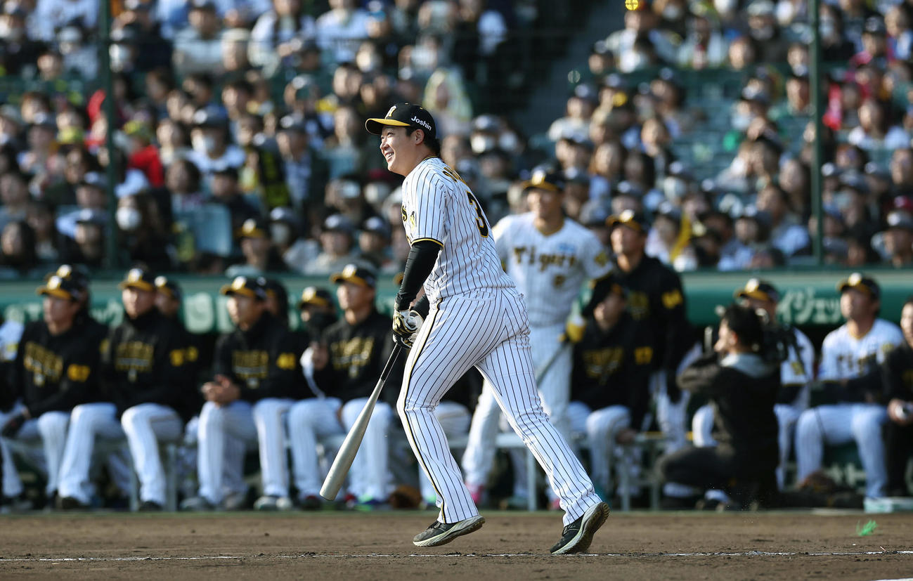 相席食堂オールスターズとの野球対決で安打を放つ阪神大山（撮影・前田充）