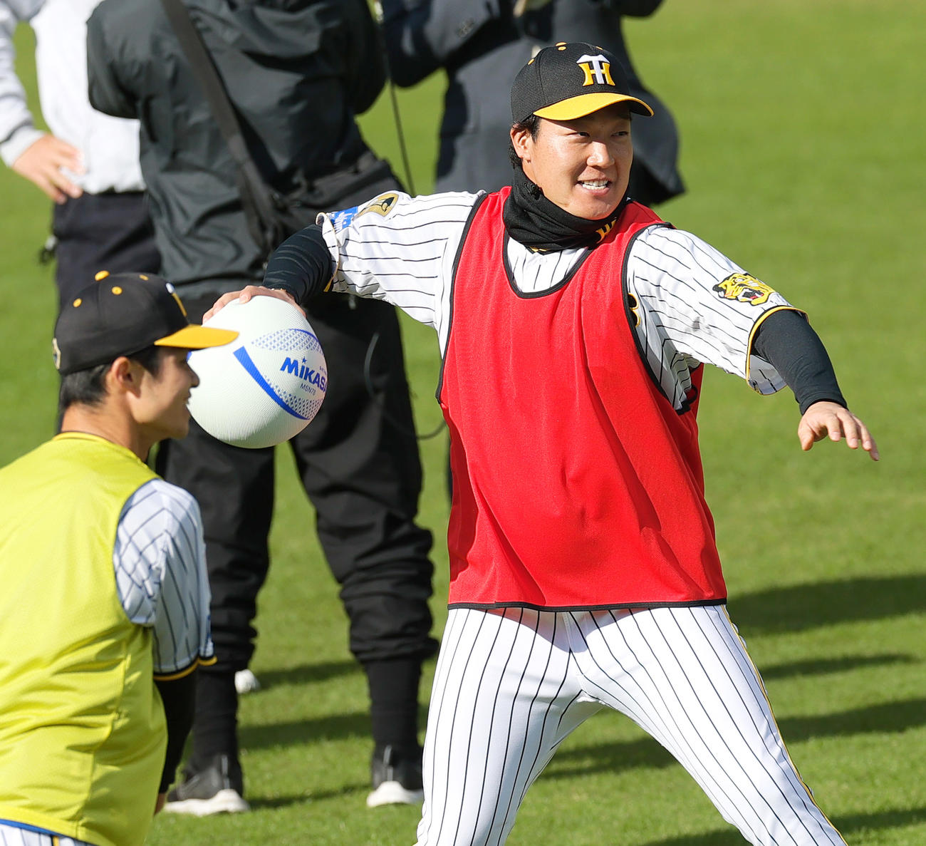 阪神ファン感謝デーを楽しむ大山。左は中野（撮影・上山淳一）