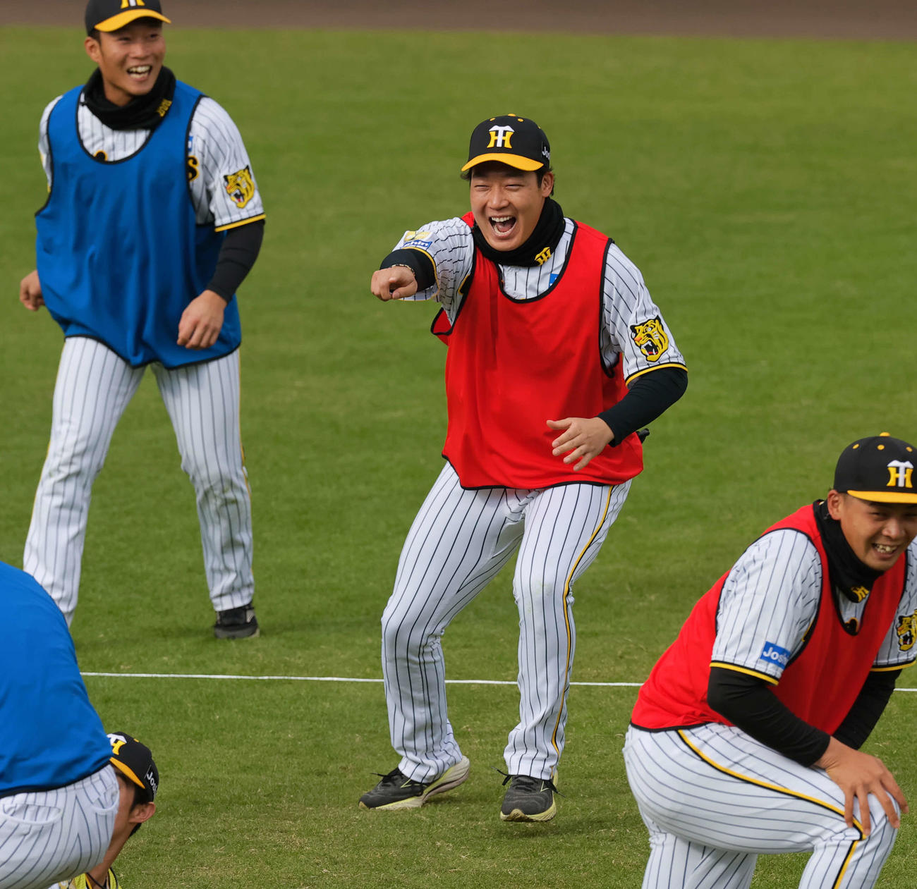 阪神ファン感謝デーでドッジボールを楽しむ大山（中央）。左は藤田、右は井上（撮影・上山淳一）