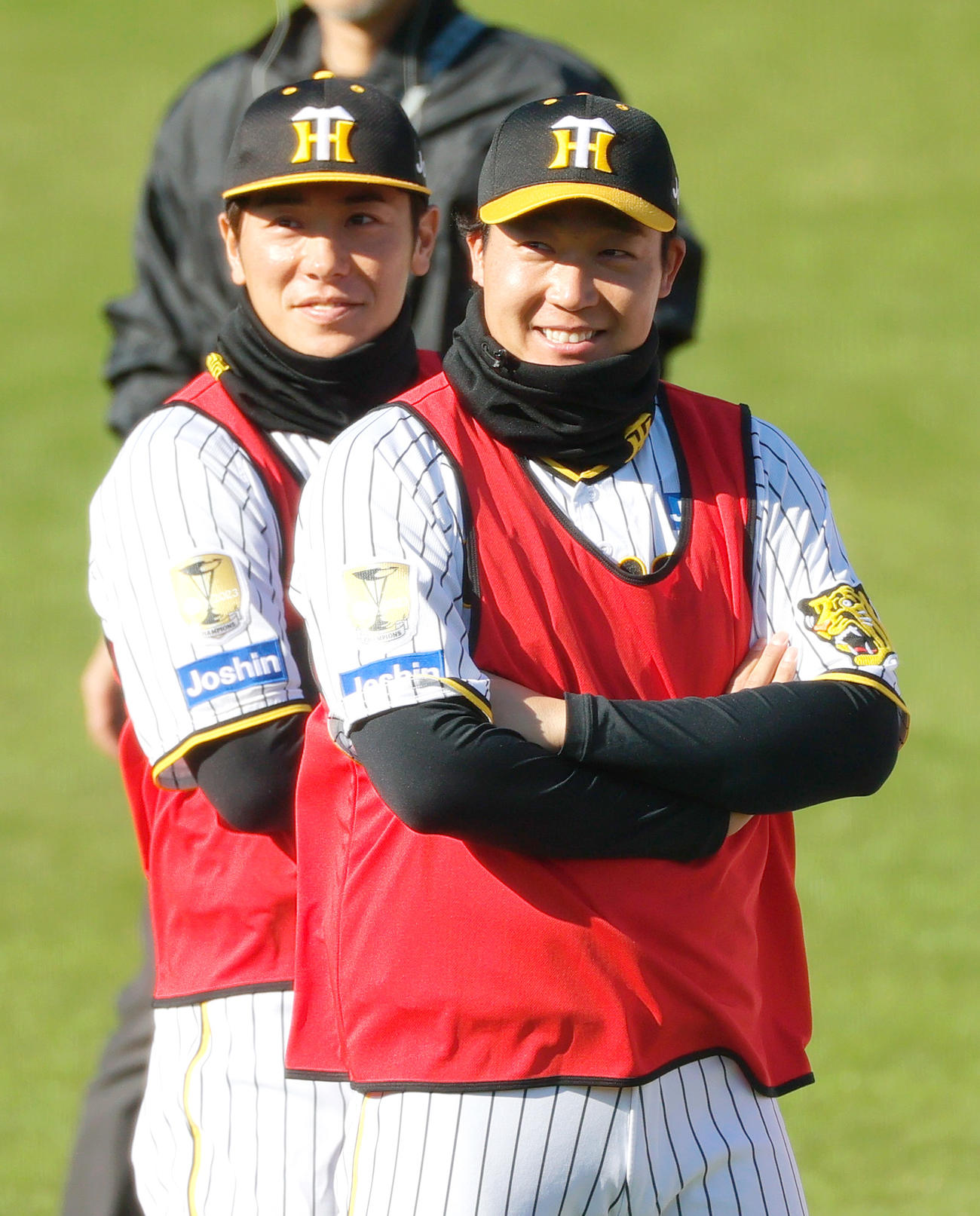そっくりさん出現に笑顔の阪神大山。左は阪神豊田（撮影・上山淳一）