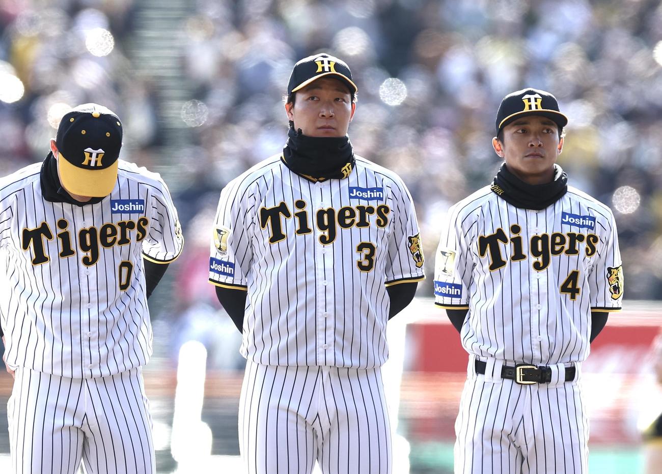 オープニングで入場する阪神大山（中央）（撮影・前田充）